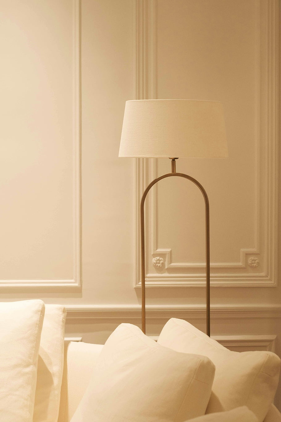 bílá lampa, bílá místnost, minimalistický interiér, moderní lampa, bílé polštáře, gauč, Vzhled interiéru, moderní dekor, neutrální barvy, domovní dekorace, obývací pokoj