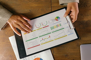 relazione finanziaria, grafici colorati, Grafici su carta, appunti, Presentazioni commerciali, vista dall'alto, mani che tengono, dati finanziari, Analisi aziendale, scrivania da ufficio, grafici finanziari