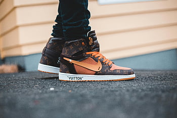 brązowe trampki Nike z wysoką cholewką, luksusowe trampki ze współpracy, kultowe marki, Schwytanie na świeżym powietrzu, vuitton, Nike air, wysokie buty, styl uliczny, Modne obuwie, Treakerów projektantów, moda miejska