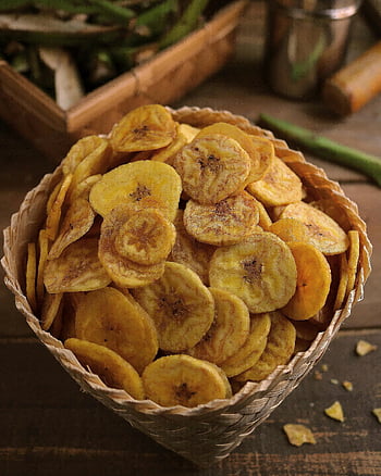 patatine di banana secca, patatine di banana croccanti, cestino intrecciato rustico, Snack perfetto, chips di banana, banane essiccate, snack salutare, spuntini naturali, fette di banana, cestino rustico, snack croccanti