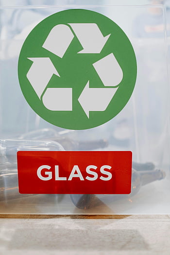 recyklovatelné skleněné předměty, kontejner na recyklaci skla, Symbol recyklace, skleněná etiketa, detailní fotografie, odpadkový koš, skleněné láhve, udržitelné nakládání s odpady, Ekologická recyklace, likvidace skleněného odpadu, Recyklační proces