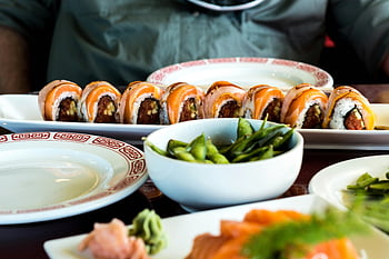 involtini di sushi, salmone, fagioli di soia, wasabi, Ambiente del ristorante, ciotola in ceramica bianca, piatto bianco, sushi appetitosa, tavolo da pranzo, cucina giapponese, presentazione del cibo