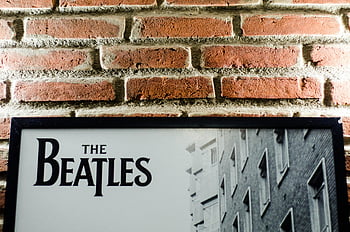 brouci, loga, vintage plakát, cihlová zeď, retro styl, kapela Beatles, Hudební memorabilia, Klasické pozadí, zarámované umění, Černý a bílý, městském prostředí