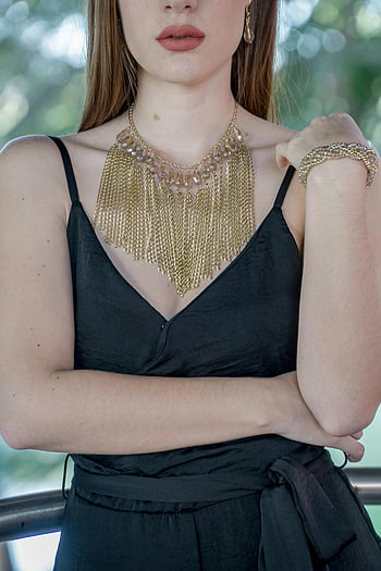 zlatý řetízek náhrdelník, stylová žena, Elegantní černé šaty, zlaté šperky, elegantní módní styl, černé šaty, Zlatý náhrdelník, modní styl, elegantní žena, Náhrdelník zlatý bryndáček
