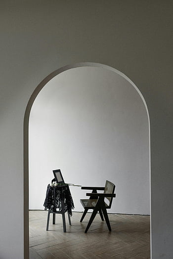 kemer, minimalist oda, tahta sandalye, tablo, sakin, minimalist, oda, masa ve sandalye, minimalist iç, ahşap zemin