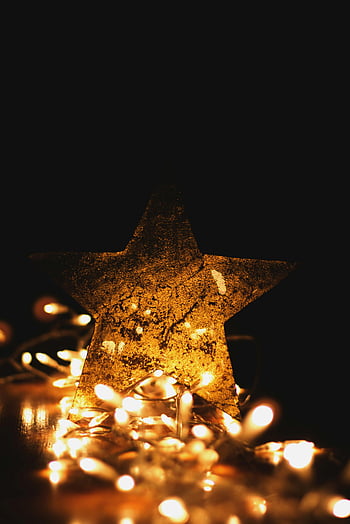 Makroaufnahme, goldener Stern, Weihnachtsbeleuchtung, Urlaubsthema, warme Lichter, dunkler Hintergrund, festliche Dekoration, schimmernder Stern, Lichterketten, Urlaub Dekor, goldene Dekoration