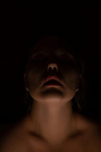 어둠 속의 여자, 극적인 초상, Chiaroscuro 조명, 신비한 효과, 섬뜩한 효과, 저조도 사진, 그림자 놀이, 예술적 초상화, 어두운 배경, 잘린 이미지, 강렬한 시선