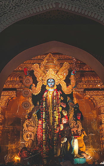 Bohyně Durga, chrám, kolkata, Indie, Hinduistický festival, Majestic Idol, zdobené květiny, náboženská socha, Kulturní oslava, zlaté zdobení, tradiční umění