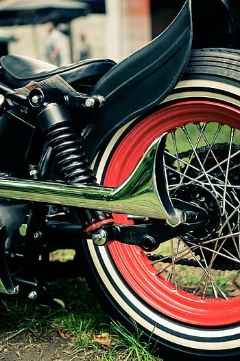 Retro motocykl, Ráz červeného kola, výfuku z chromu, Detail motocyklů, ročník motocyklu, motocyklové kolo, tlumič, venkovní nastavení, zblízka fotografie, Design motorky, mechanické části