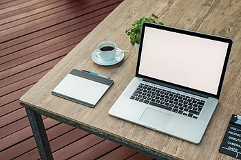 Macbook Pro, Offre minimaliste en plein air, portable, café, tablette, table rustique, configuration extérieure, espace de travail, nomade numérique, productivité, bureau minimaliste