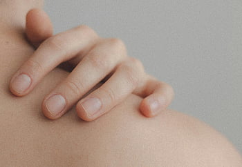 close-up photo, person touching shoulder, gentle close-up, hand resting, skin texture, shoulder, human hand, skin detail, natural lighting, soft focus, human body part