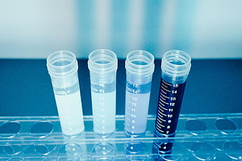 Čisté plastové lahvičky, modrá kapalina, čistá tekutina, Laboratorní nastavení, lékařský výzkum, vědecký výzkum, zkumavky, detail, barevné zkumavky, lékařské vybavení, Vědecké vybavení