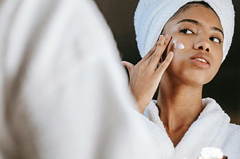 Wanita Etnis, mengaplikasikan krim, Perawatan Kulit Pagi, krim pelembab, mantel mandi, tema kesehatan, perawatan wajah, rutinitas perawatan diri, rutinitas kecantikan, kepala handuk, refleksi cermin
