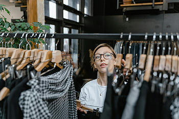 žena nakupování, Módní butik, ramínko, Procházení oblečení, různé styly, žena s brýlemi, Zkoumání stylů, Butikové nakupování, obchod s oblečením, módní nakupování, Žena v butiku