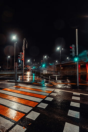 tom vej, nattetid, byens gade, våd fortov, reflekterer gadelygter, trafiksignaler, Urban Night Scene, gadekrydsning, nat fotografering, By lys, Reflekterende overflader