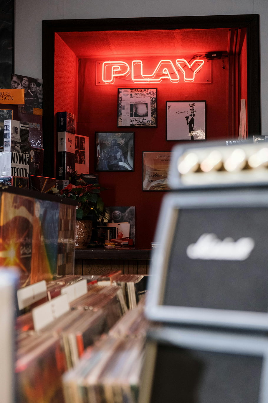 vinylové desky, Retro záznamy, neonový nápis, Přehrát znamení, Vintage alba, červená a černá, obchod s hudebninami, Kolekce alb, retro výzdoba, zářící neon, Značení obchodu