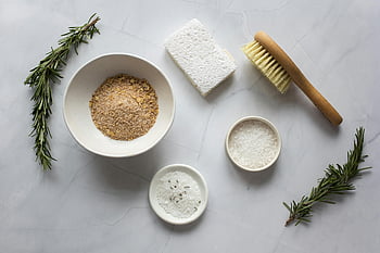 Pennello per massaggio a secco, Scrub naturale, rosmarino, distesa piatta, Ingredienti spa, erbe aromatiche, sali, superficie di marmo, spa naturale, ciotola, spugna