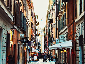 europejska aleja, ludzie chodzą, kolorowa architektura, Vibrant Street, tętniący życiem tłum, Wizualizacje turystyczne, fotografia podróżnicza, życie w mieście, scena miejska, Fotografia uliczna, Europejski pejzaż miejski