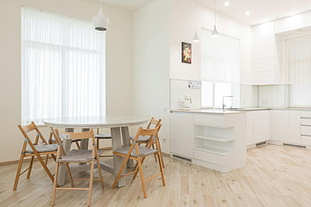 moderne spisestue, træmøbler, minimalistisk indretning, naturligt lys, Rummeligt interiør, moderne stole, Airy spisestue, moderne minimalistisk, hvidt køkken, trægulve, Åben layout
