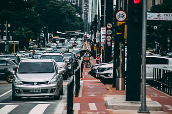 městské ulice, silný provoz, cyklisty, Rušné město, zaparkované šedé auto, městské prostředí, dopravní zácpa, pouliční scény, městský život, městské dopravy, cyklostezka