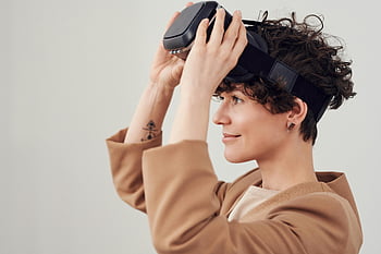 žena, vr brýle, virtuální realita, vr sluchátka, Nastavení studia, boční pohled, užívat si VR, žena s Vr, Virtuální zkušenost, moderní technologie, pohlcující technologie