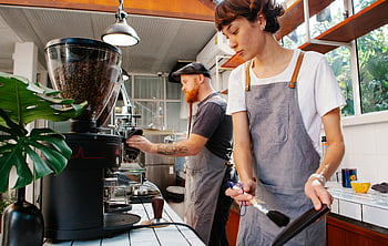 baristas, kávovar, bruska, Kavárna, Moderní kavárna, profesionální vybavení, přípravu kávy, Dva baristy, pracovní, zástěra, Kávová zrna