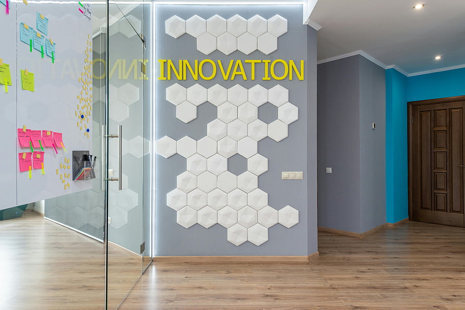 koridor, zdobené zdi, konferenční místnost, Současná kancelář, lobby, Inovační téma, hexagonská stěna, Barevné poznámky, moderní kancelář, Vzhled interiéru, Profesionální prostor