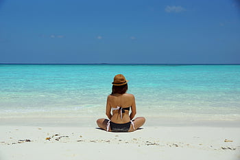 หญิง, บิกินี่, หมวก, ทรายขาว, ชายหาด, ประเทศมัลดีฟส์, ผ่อนคลาย, มุมมองด้านหลัง, สีดำและสีขาว, ชายหาดที่เก่าแก่, วิวทะเล