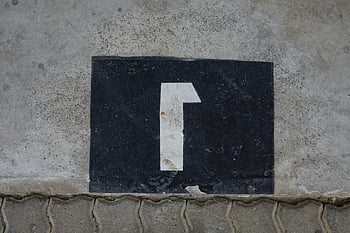 numărul casei, semn, perete de beton, număr îndrăzneț, Fundal negru, peretele răsucite, numarul unu, semn pictat, semn în aer liber, semn de perete, Adresa casei