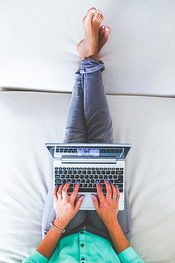 žena psaní, laptop, režijní pohled, vzdálené práce, Relaxace doma, moderní životní styl, pracování z domova, Příležitostná práce, pohodlná práce, domácí kancelář, Bosní práce