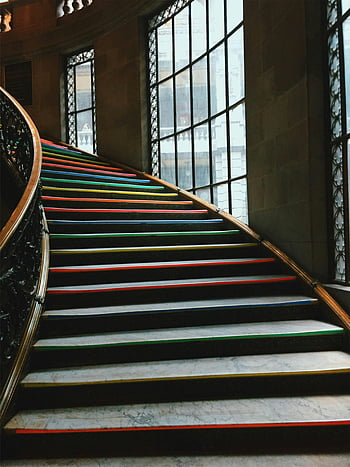 Passi di colore arcobaleno, elegante scalinata, finestre d'epoca, scale a strisce multicolori, scala interna, passi colorati, interni d'epoca, scala a chiocciola, passi arcobaleno, elegante interno, design vintage