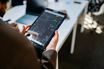 osoba držení tabletu, Analýza akciového trhu, Nastavení kanceláře, finanční údaje, Graf na obrazovce, Obchodní analýzy, trendy na trhu, digitální tablet, kancelářská práce, finanční grafy, investiční analýza