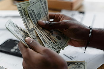 počítání peněz, Americké dolarové bankovky, Počítání rukou, finance, rozpočtování, lavice, Podrobný obrázek, finanční plánování, Správa hotovosti, Manipulace s penězi, Finanční gramotnost