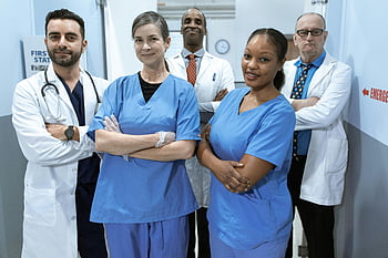 Ärzte, Krankenschwestern, Krankenhaus, vielfältiges Team, medezinische Angestellte, Angehörige der Gesundheitsberufe, lächelnd, zuversichtlich, medizinische Umgebung, Blaue Peelings, Weiße Mäntel