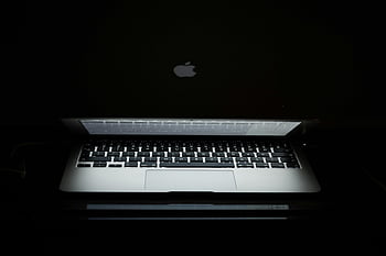 Gray MacBook Pro, laptop, appel, toetsenbord, donkere achtergrond, verlicht scherm, technologie, computer, werkruimte, modern apparaat, productiviteitstool