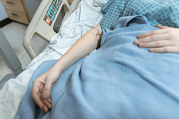 ziekenhuis bed, geduldig, blauwe deken, intraveneuze behandeling, gezondheidszorg, herstel, detailopname, medische zorg, ziekenzaal, patiëntenzorg