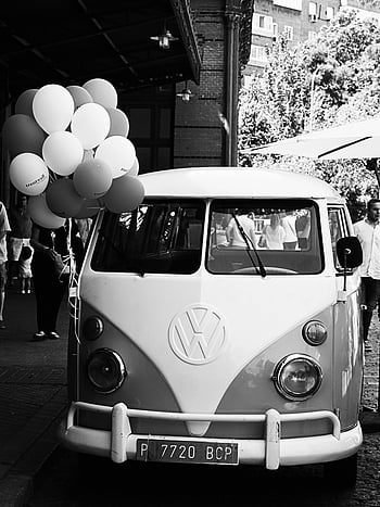 ayscale fotoğrafçılık, Volkswagen T1 Van, eski Volkswagen minibüsü, siyah beyaz fotoğraf, kentsel ayarı, balonlar, klasik araba, retro araç, açık sahne, tek renkli görüntü, Sokak fotoğrafçılığı