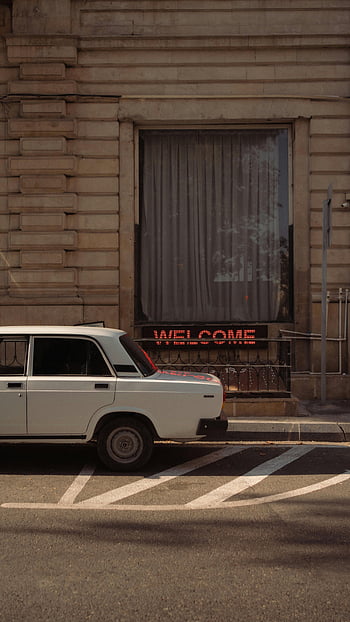 Weißer Lada Riva, Oldtimer, geparkte Straße, Stadtstraße, Baku Aserbaidschan, warme urbane Töne, städtische Szene, klassisches Auto, Straßenparken, Retro -Fahrzeug, Stadtbild Hintergrund