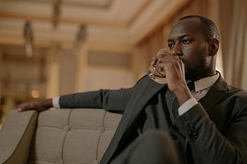 Muž pil whisky, Elegantní podnikatel, oblek, whisky, Luxusní pohovka, uvnitř, formální oblečení, uvolněná pozice, sofistikované nastavení, vnitřní scéna, profesionální muž