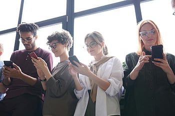 pessoas que usam smartphones, quatro adultos, sorridente, interagindo com smartphones, Configuração interna brilhante, grupo de pessoas, usuários de smartphones, Foto interna, uso de tecnologia, interação social, Configuração casual