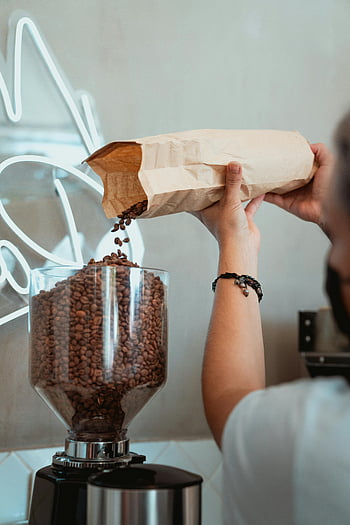 Kávová zrna, Mlýnek na kávu, barista, papírový sáček, kavárna, nalévání kávy, Příprava kávy, Kávová zrna Grinder, káva