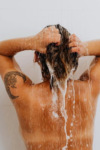 žena mytí vlasů, Zpětný pohled sprcha, Viditelné tetování, čistá voda, pěna, sprchování ženy, péče o vlasy, osobní hygiena, kapky vody, Mokré vlasy, sprchová scéna