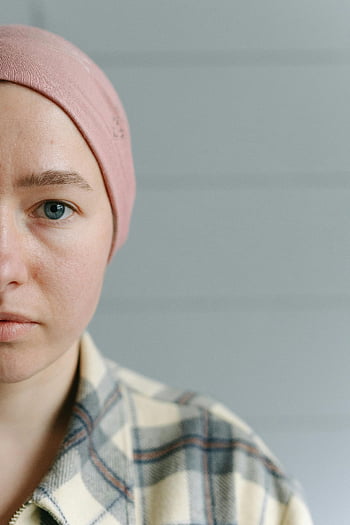 puoli kasvojen muotokuva, Nainen yllään vaaleanpunainen konepellio, päähuivi, vahvuus, elpyminen, siniset silmät, ruudullinen paita, lähikuva, Nainen, kimmoisuus, terveydenhuolto