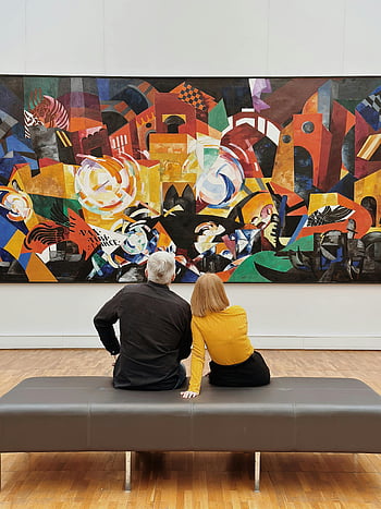 galerie umění, abstraktní malba, zářivé barvy, Moderní galerie, Sedící pár, zaujatý diváky, soudobé umění, velká umělecká díla, Vnitřní výstava, umění ocenění, Návštěvníci galerie