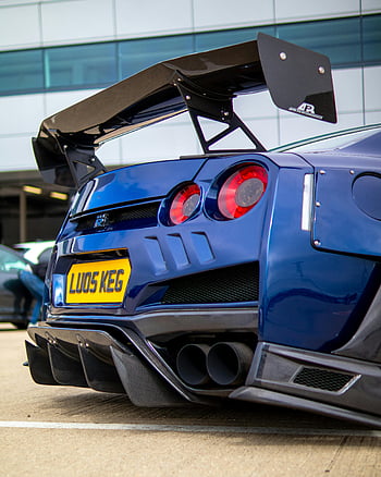 Modrý Nissan GT-R, Aerodynamická souprava těla, Sportovní design, Luxusní sportovní vůz, detail, Křídlo z uhlíkových vláken, výkonné auto, zpětný pohled, žlutá poznávací značka, závodní auto, Vysoce výkonné vozidlo