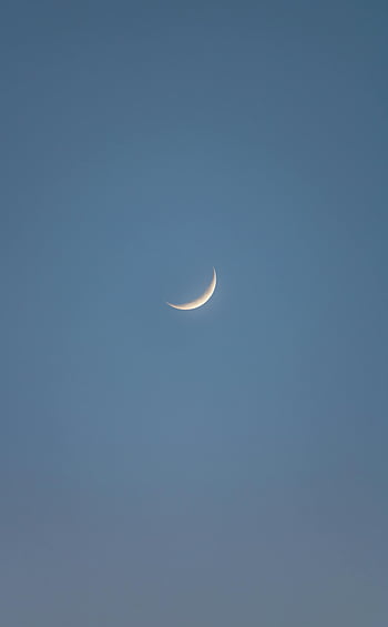 Luna crescente, chiaro cielo blu, Twilight serale, Luna serena, cielo notturno, corpo celestiale, fase lunare, bellezza naturale, cielo serale, mezzaluna lunare, scena tranquilla