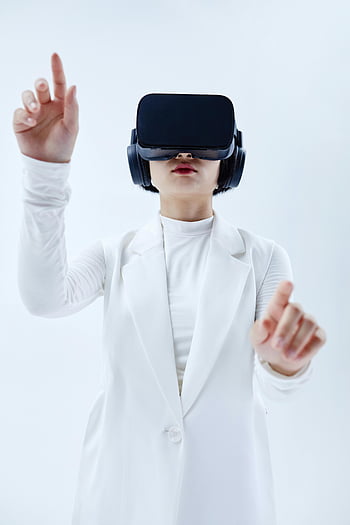 Donna in abito bianco, occhiali neri vr, cuffia per realtà virtuale, Esplorare la tecnologia, impostazione bianca, tecnologia futuristica, esperienza immersiva, tecnologia moderna, Interazione digitale, Esplorazione virtuale, Donna che usa VR