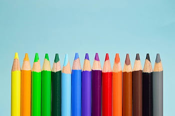 zestaw ołówków kolor, żywe kolorowe ołówki, Miękkie niebieskie tło, Spektrum kolorów, przybory do sztuki, Narzędzia do rysowania, narzędzia kreatywne, Kolorowe kredki, materiały biurowe, materiały artystyczne, Narzędzia edukacyjne
