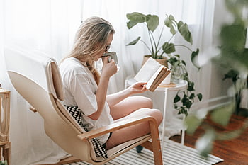 femeia citind, bautura de baut, Spațiu de locuit confortabil, Cameră plină de plante, Bucurați -vă de cafea, atmosferă confortabilă, carte și cafea, Lectură relaxată, plante de interior, Acasă timp liber, Lectură atentă