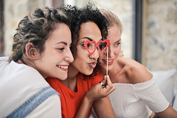tre donne, in posa per la foto, occhiali a forma di cuore, amicizia, divertimento, momento giocoso, foto di gruppo, donne insieme, oggetti di scena, Foto casual, donne sorridenti